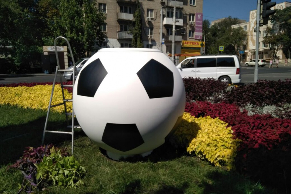Футбольные мячи по всему Геленджику