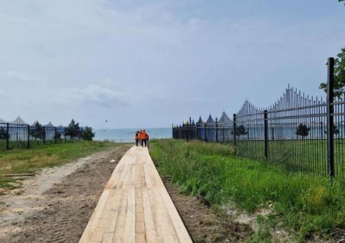Проход на пляж вдоль аквапарка открыли