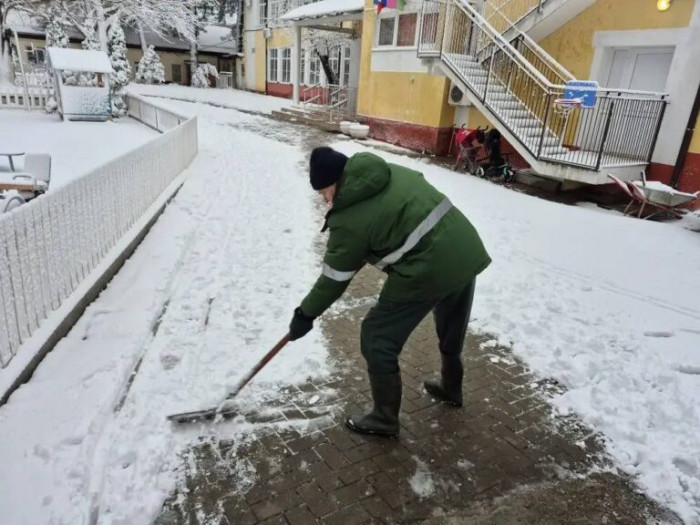 Работники образовательных учреждений Геленджика и округов убирают снег