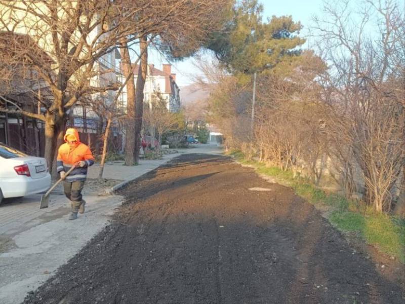 В Геленджике продолжаются работы по ремонту дорог
