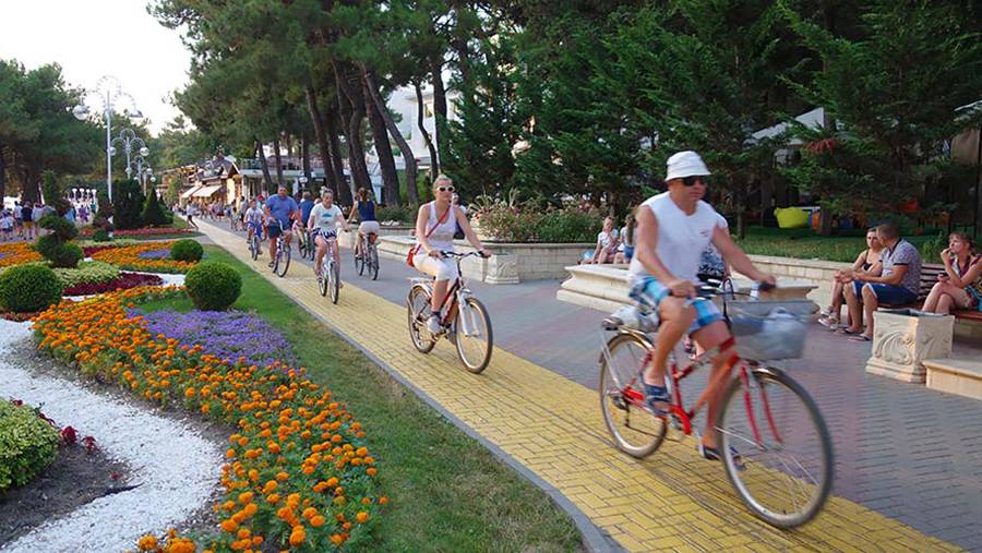 Велодорожка на набережной Геленджика
